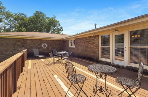 Taylorville House | 3-bedroom/2-bath Tropical Paradise house minutes from downtown and the stadium.
