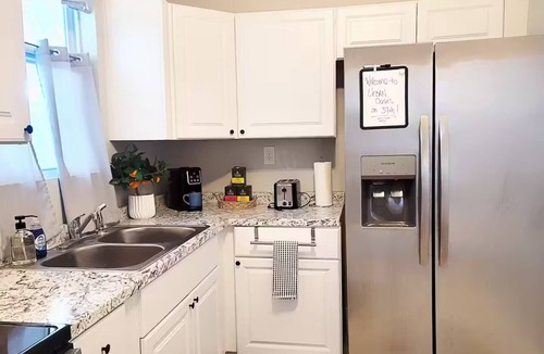 Midtown Apartment | 3-bedroom apartment in charming Savannah with AC