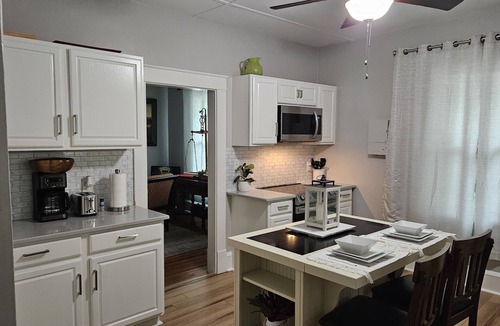Hamlet House | (3) Bedroom Charming, Cozy Little Hideaway with a Unique Feel! Sleeps 6