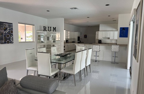 Davie House | 3-bedroom in Davie . WiFi, AC. Pool ,near to Sawgrass Mall, Hard Rock ,F Garden,