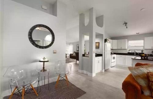 Lindfields House | 3 Bedrooms 2 Bathrooms Lindfields 3026 Bc
