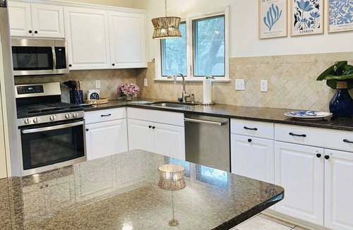 Seabrook Island Cottage | 3 BR/2BA Screened Porch Cottage! Amenity Access Included!