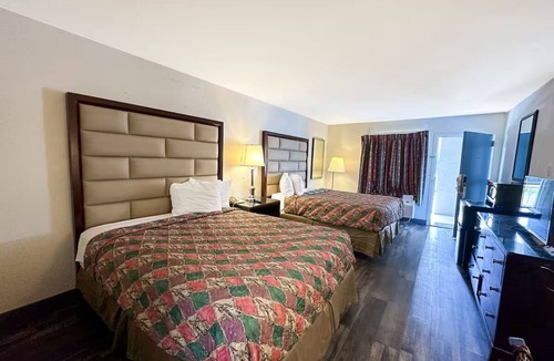 Ridgeway Hotel | 3 Budget-Friendly Rooms near I-77 | Ridgeway Stay | Free Parking & Seasonal Pool