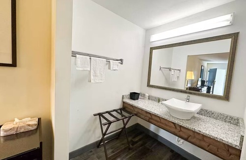 Ridgeway Hotel | 3 Budget-Friendly Rooms near I-77 | Ridgeway Stay | Free Parking & Seasonal Pool