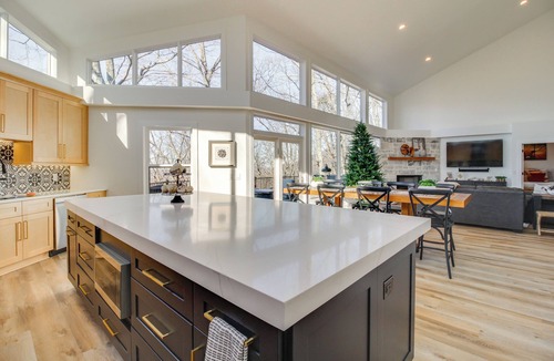 Tate House | 3 Mi to Winery: Jasper Mountain Chalet w/Hot Tub!
