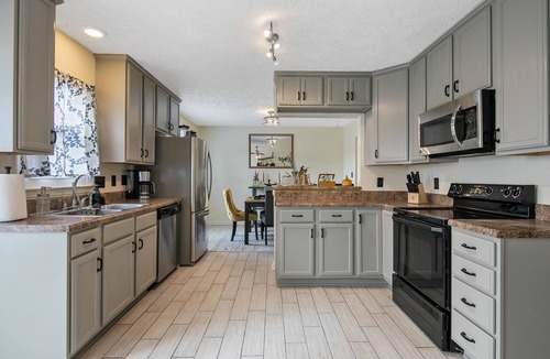 South View House | 3 Miles from Hope Mills Lake! 2 acre home with 5 SmartTvs + Self Check