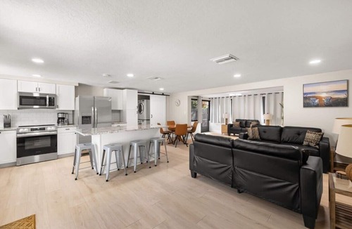 Ozona House | 3 miles to Honeymoon Island~ Firepit & Pool