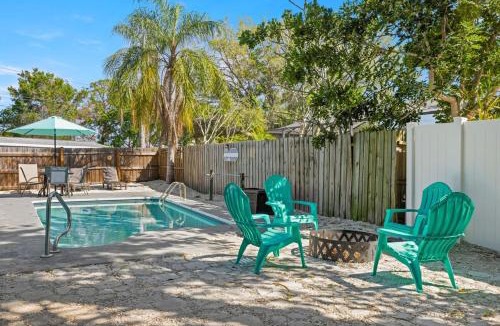 Ozona House | 3 miles to Honeymoon Island Firepit & Pool