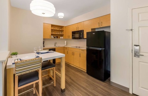 Arrowood Hotel | 3 Modern Apartment-Style Suites with Pool Close to Billy Graham Library – 5 Mi