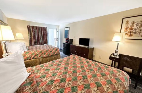 Ridgeway Hotel | 3 Pet-Friendly Rooms near I-77 in Ridgeway | Free Parking & Seasonal Pool