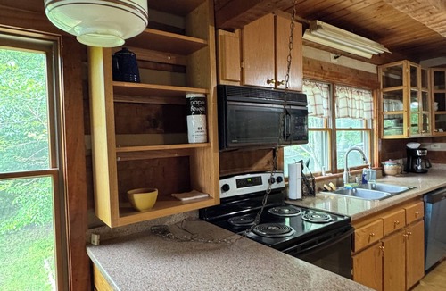 Pembroke Cabin | 3-room cabin near Blacksburg with cozy charm