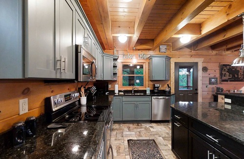 Tazewell Cabin | 3 Story Lake Escape, Sleeps 16・Hot Tub・Pool Table