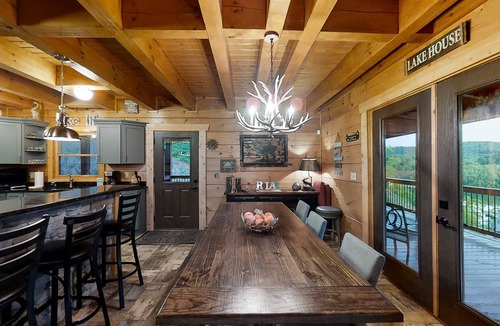 Tazewell Cabin | 3 Story Lake Escape, Sleeps 16・Hot Tub・Pool Table