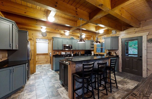 Tazewell Cabin | 3 Story Lake Escape, Sleeps 16・Hot Tub・Pool Table