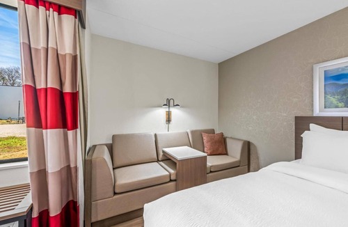 Statesville Hotel | 3 Stylish NC Rooms w/Free Breakfast & Parking | Outdoor Fire Pit