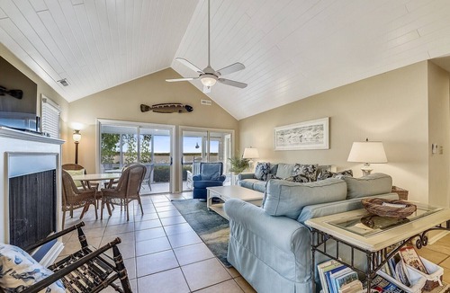 South Beach Villa | 35 Lands End ~ Private Deck Overlooking Calibogue Sound