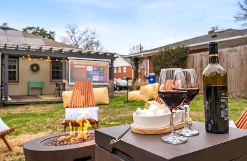 Downtown House | 3BD plus 1BD Tiny Home - Outdoor Movie & Yard Fun