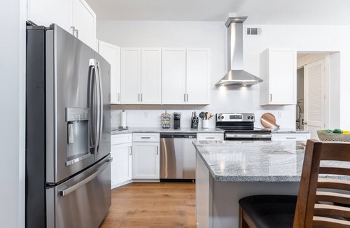 Inglewood Condo | 3Bed-3BA Luxury-Rooftop Deck-No Steps-WIFI-King Bed-Ensuite Baths-5 mins to Opry