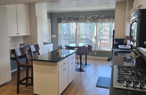 East Point House | 3br/3ba 5 Bed Spacious Home With 8 Seat Hot Tub