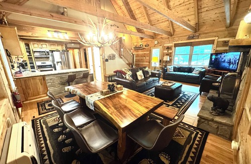 Seven Devils Cabin | 3BR 3BA Log Cabin, Pond Front, Hot Tub, Pool Table, near Skiing & Pet friendly