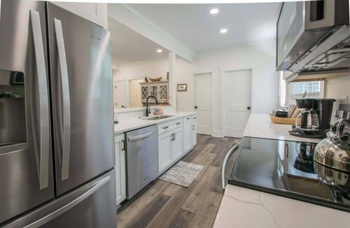 Flat Rock House | 3BR, Balconies, Walk to Playhouse+Free Activities