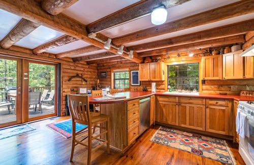 Suches Cabin | 3BR cottage on the Toccoa River; fish from the yard, stargaze at the firepit!