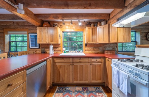Suches Cabin | 3BR cottage on the Toccoa River; fish from the yard, stargaze at the firepit!