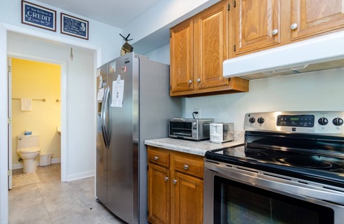 South End House | 3BR cottage with a short stroll to beach or sound!