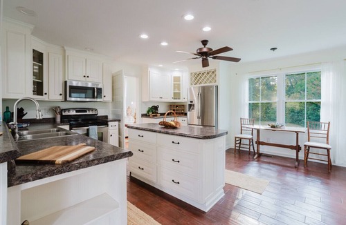 Fowlstown House | 3BR Farmhouse on 85 Acres | Trails & Porch