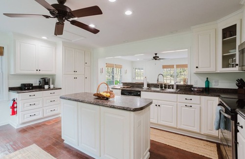 Fowlstown House | 3BR Farmhouse on 85 Acres | Trails & Porch