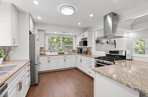 Acworth House | 3BR Modern Home Near LakePoint, KSU, Lakes, Trails