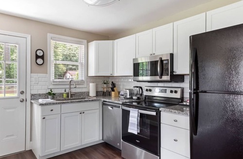 Southeast Raleigh House | 3BR Oasis | Mins from Downtown - King Bed