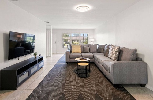Coral Terrace House | 3br Oasis near Coral Gable