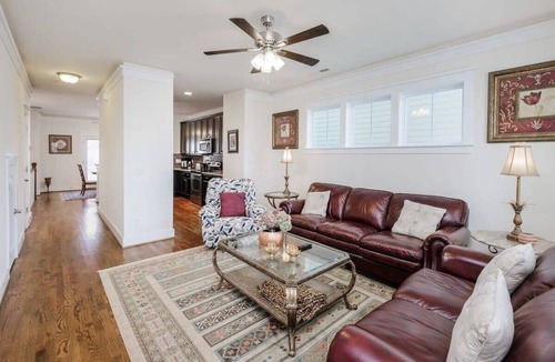 Davidson House | 3BR Suites Zen Retreats - Steps to downtown