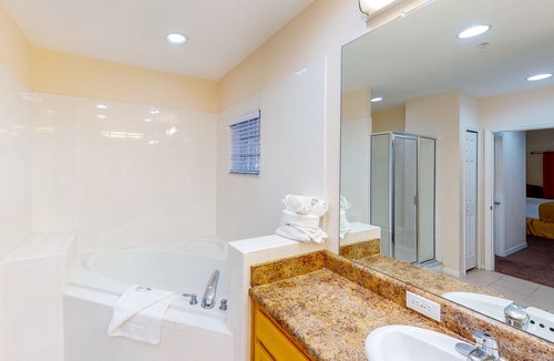 West Kissimmee Condo | 3rd floor condo w/ sauna, shared pools, balcony, gym, hot tub, near theme parks
