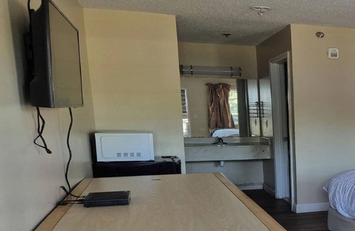 Chickamauga Hotel | 4 Affordable Queen Rooms for Exploring Top Spots – Perfect for Weekend Stays