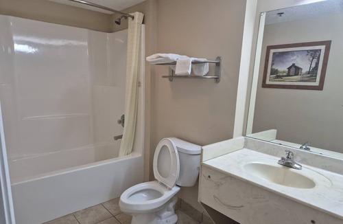 Chickamauga Hotel | 4 Affordable Queen Rooms for Exploring Top Spots – Perfect for Weekend Stays