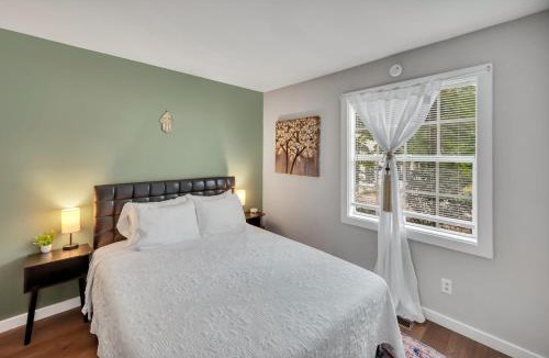 Bynum House | 4 Beds, Near UNC, Packnplay, walk to Golf, Kids Essentials