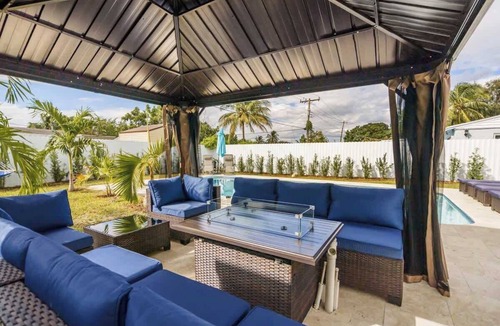 Broadview Park House | 4 BR home with private pool