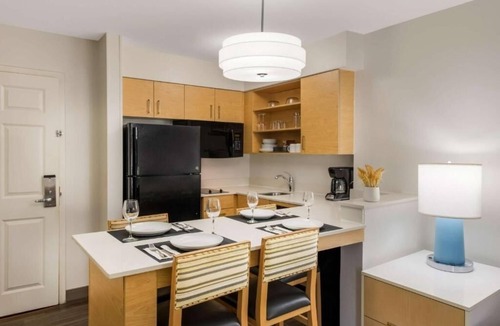 Arrowood Hotel | 4 Bright Suites with Kitchen Near Arrowood Business District – for Work Stays