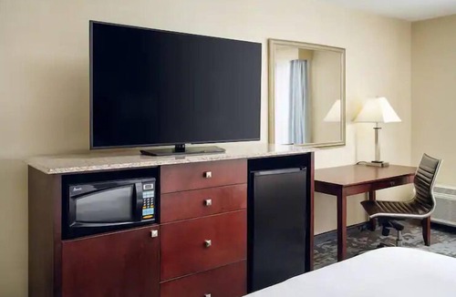Rocky Mount Hotel | 4 Budget-friendly Units Near Stonewall Mansion! FREE Parking, Onsite Pool!