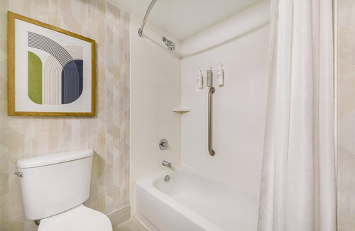 Huntsville Hotel | 4 Comfortable Group Rooms Near Top Spots & Dining | Free Parking & Breakfast