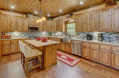 Blue Ridge Cabin | 4 Leaf Clover -Massive Views, Dog Friendly, King Beds