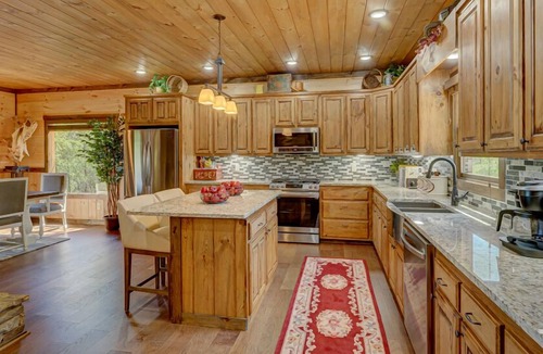 Blue Ridge Cabin | 4 Leaf Clover -Massive Views, Dog Friendly, King Beds
