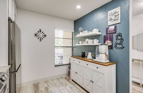 Palm River Estates Condo | 4 Mi to Beach! Naples Snowbird Nest w/Pool Access