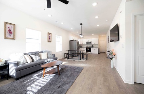 Burlington House | 4 Min to Downtown | 10 to Elon | Car Rental Avail.