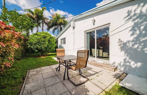 Poinsettia Heights Apartment | #4 ❤️ Sunny, Newly Furnished 1BR apt