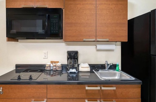 Lebanon Hotel | 4 Work-Friendly Rooms w/Kitchenette Perfect for Extended Stays