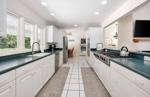 East Beach House | 4203 10th Street - East Beach