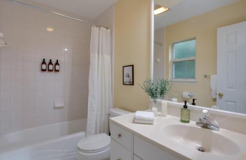 Tallahassee House | 4BD with Backyard BBQ & Games - 5Mins FSU & Downtown